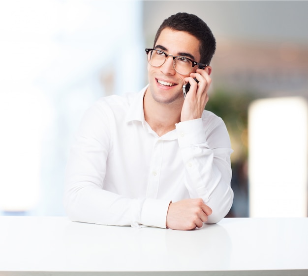 Sorridente uomo parla al telefono