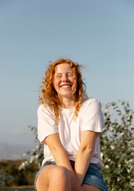 Sorridere adorabile della ragazza di vista frontale