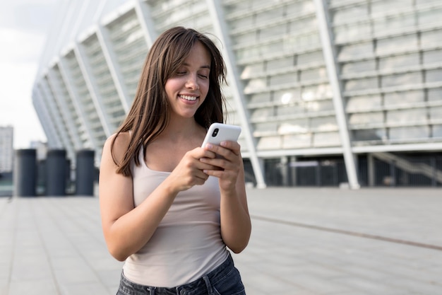 Sorridere bello della giovane donna di vista frontale