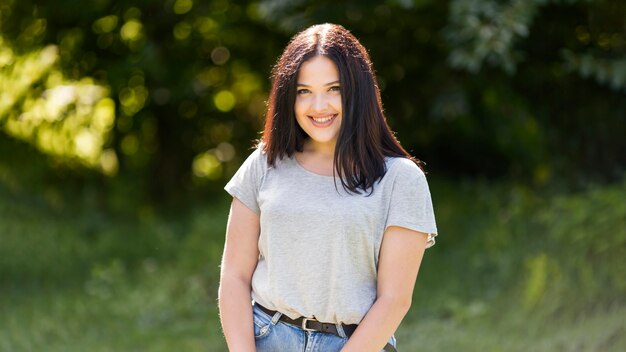 Sorridere castana della donna del colpo medio