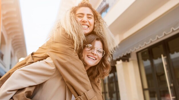 Sorridere degli adolescenti del primo piano