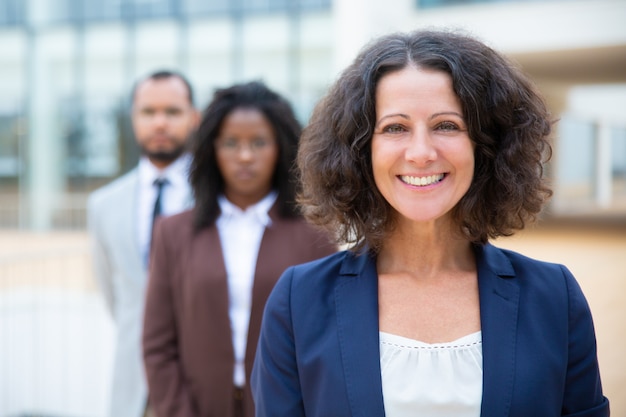 Sorridere della donna di affari invecchiato centrale