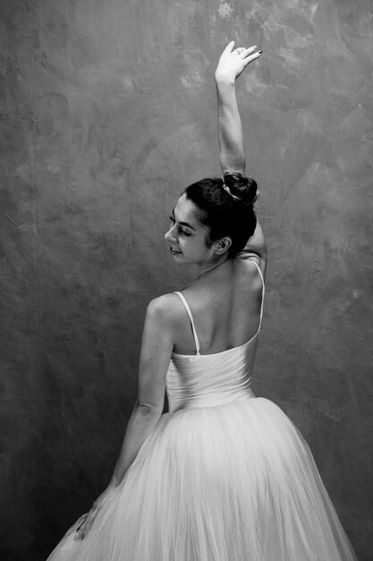 Sorridere della giovane ballerina di vista laterale
