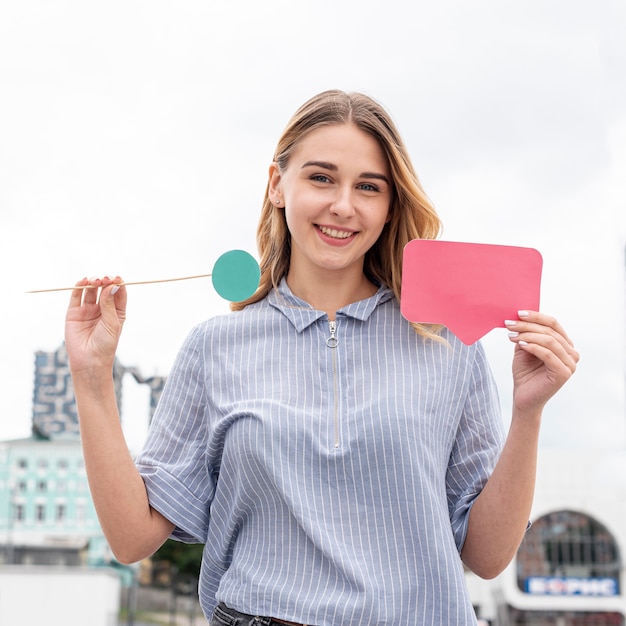 Sorridere della giovane donna di vista frontale