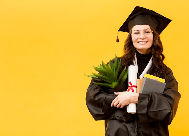 Sorridere della ragazza del tiro medio