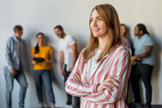 Sorridere grazioso della donna adulta