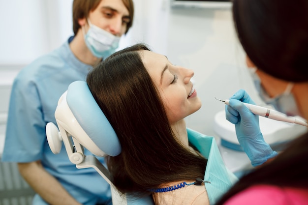 Sorridere paziente durante un trattamento medico