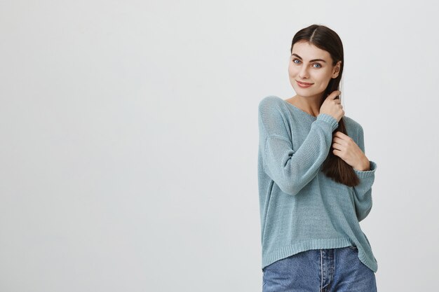 Sorridere sensuale, capelli di spazzolatura della donna attraente