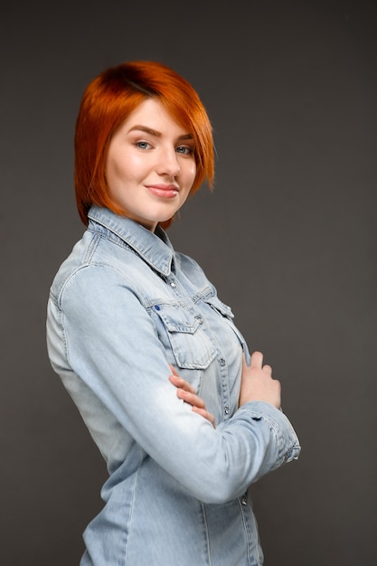 Sorridere sicuro della donna di redhead