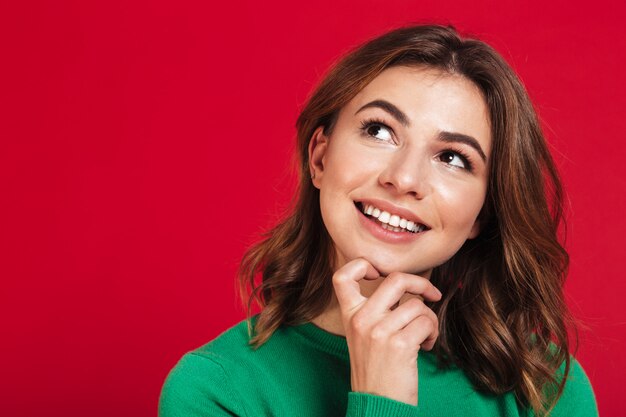 Sorridere sognando la giovane donna graziosa che sta isolata