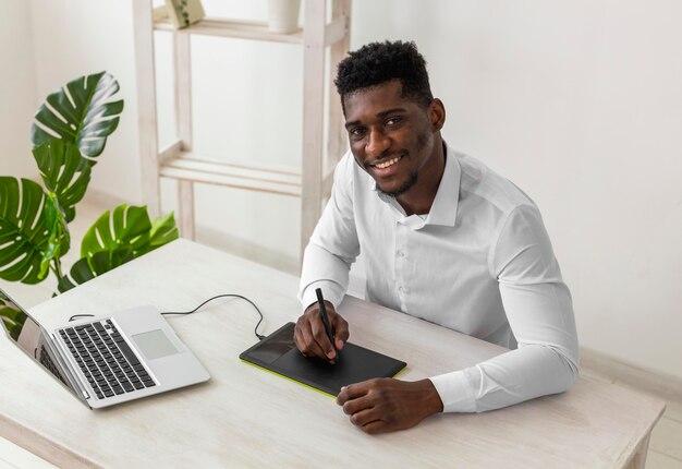 Sorrisi dell'uomo afroamericano