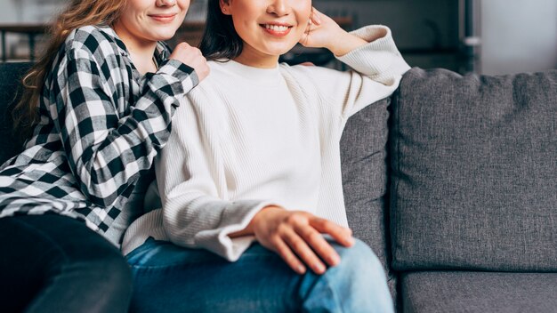 Sorrisi di giovani donne