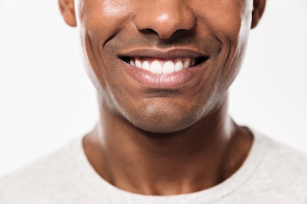 Sorriso del primo piano di un giovane uomo africano allegro