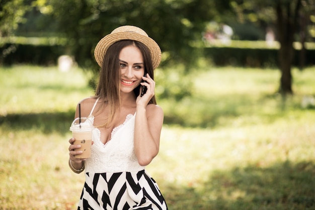 Sorriso vita vestito verde ragazza allegro