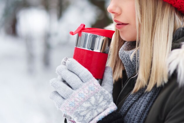 Sorseggia un tè caldo per riscaldarti