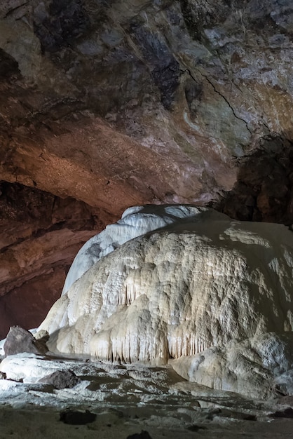 Sotto terra. Splendida vista di stalattiti e stalagmiti in una caverna sotterranea - New Athos Cave. Formazioni sacre antiche del mondo sotterraneo.