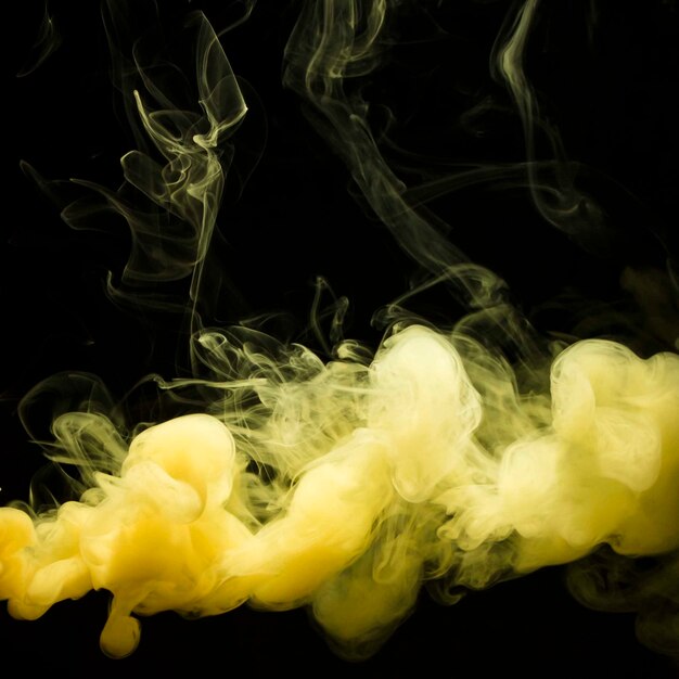 Sovrapposizione di fumo giallo nuvoloso su sfondo nero