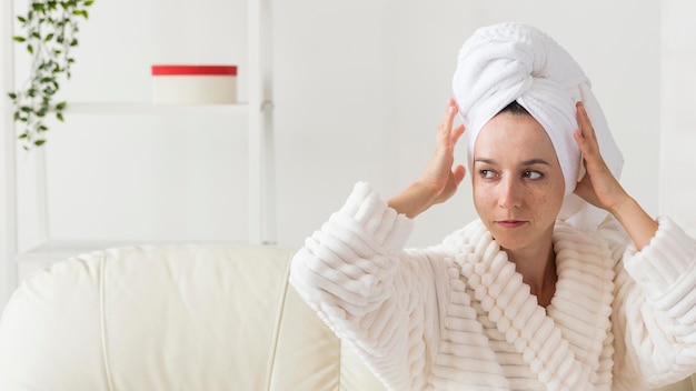 Spa a casa donna in accappatoio che guarda lontano