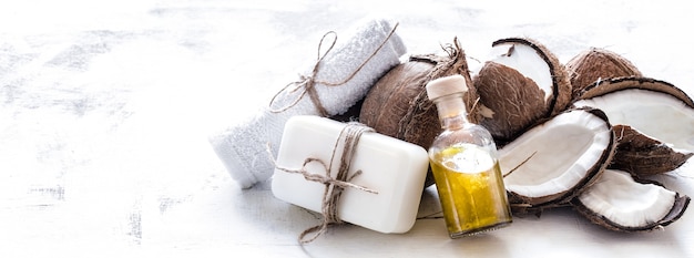 Spa ancora in vita di cosmetici biologici con noci di cocco su uno sfondo di legno chiaro, concetto di cura del corpo