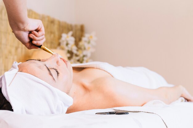 Spa e massaggio concetto con donna rilassata
