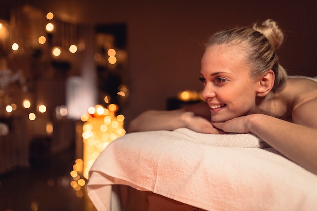 Spa e massaggio concetto con donna