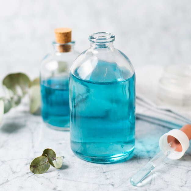 Spa e trattamento di bellezza olio blu in bicchieri