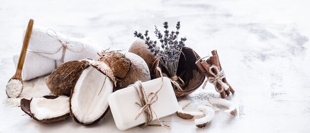 Spa still life di cosmetici biologici con noci di cocco