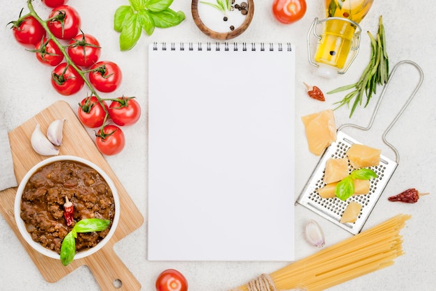 Spaghetii ingredienti alla bolognese con taccuino