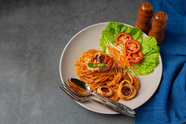 Spaghetti ai frutti di mare con salsa di pomodoro Decorati con ingredienti meravigliosi.