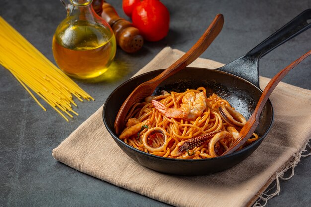 Spaghetti ai frutti di mare con salsa di pomodoro Decorati con ingredienti meravigliosi.