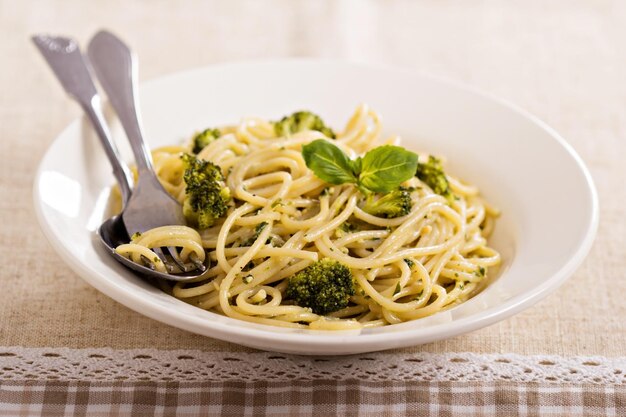 Spaghetti al pesto e broccoli