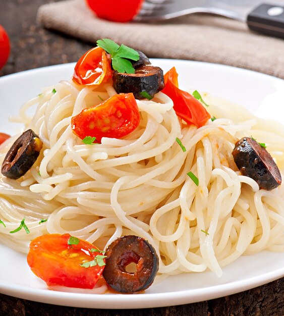 Spaghetti Al Pomodoro E Olive