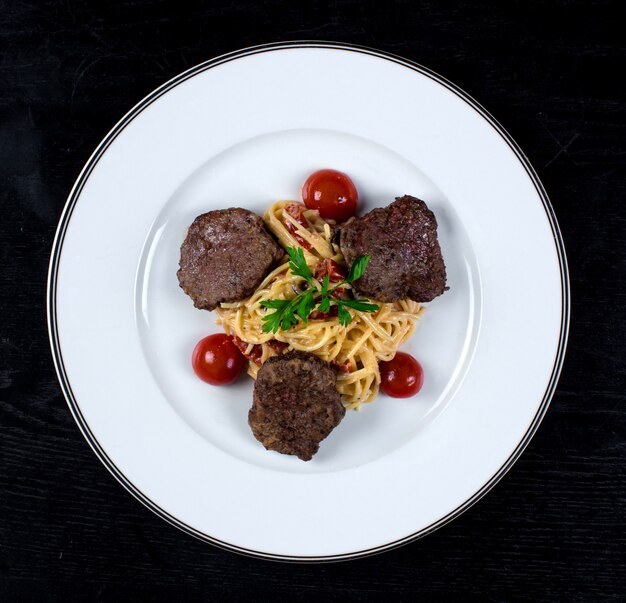 Spaghetti al sugo con polpette di carne fritte