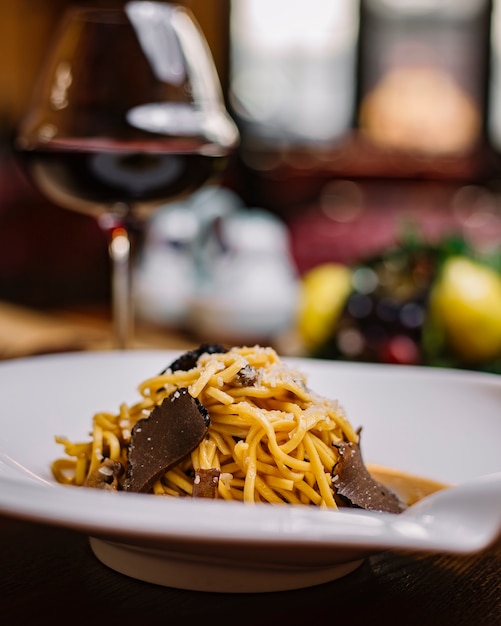 Spaghetti al tartufo con salsa di funghi e parmigiano grattugiato