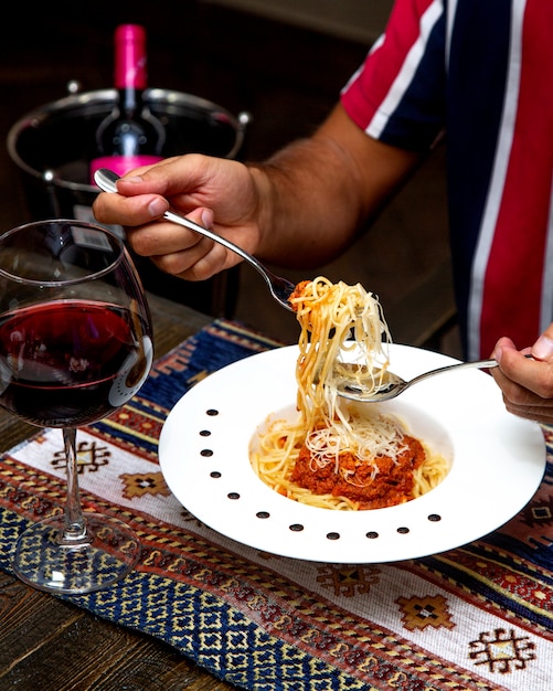 Spaghetti alla bolognese con parmigiano