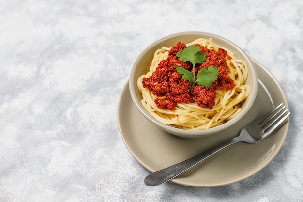 Spaghetti alla bolognese su cemento grigio