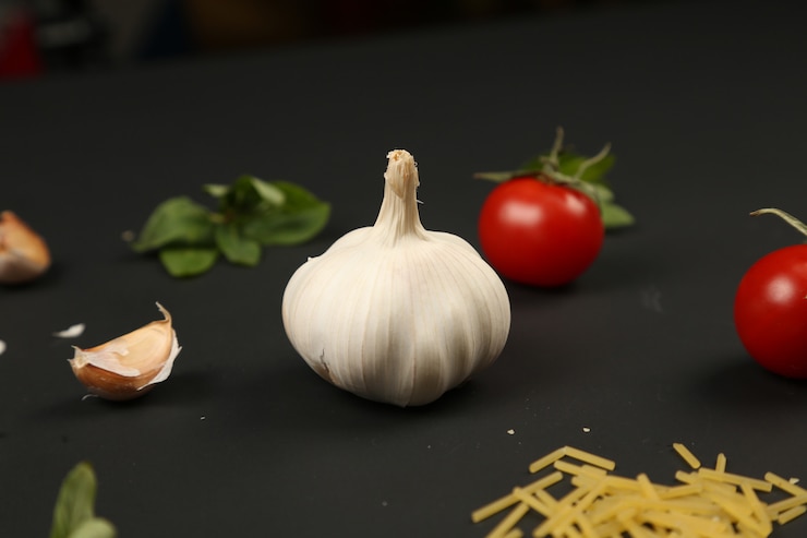 Foto gratuito spaghetti alla menta e pomodoro aglio