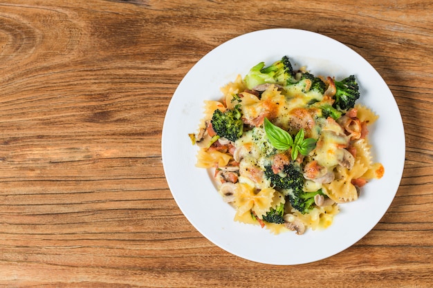 Spaghetti alla pancetta, funghi e pasta