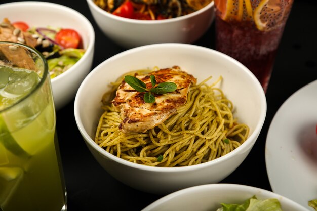 Spaghetti bolliti con pollo fritto in un piatto fondo