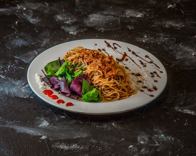 spaghetti classici alla bolognese sul tavolo