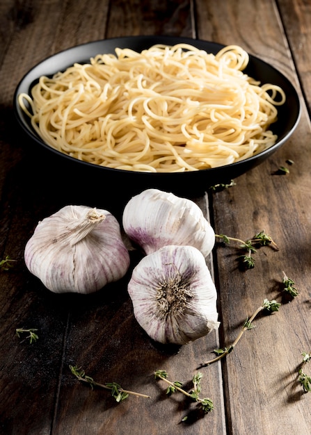 Spaghetti con funghi sul tavolo