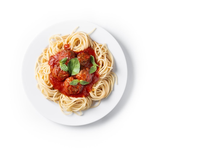 Foto gratuito spaghetti con polpette isolate su sfondo bianco