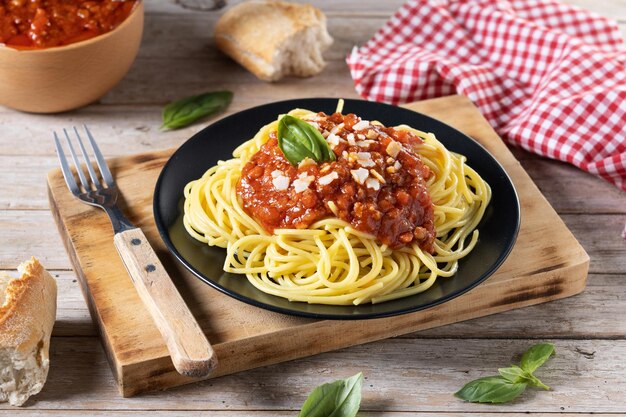 Spaghetti con ragù alla bolognese su legno tablexA