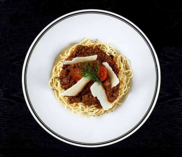 Spaghetti con sugo di carne e parmigiano