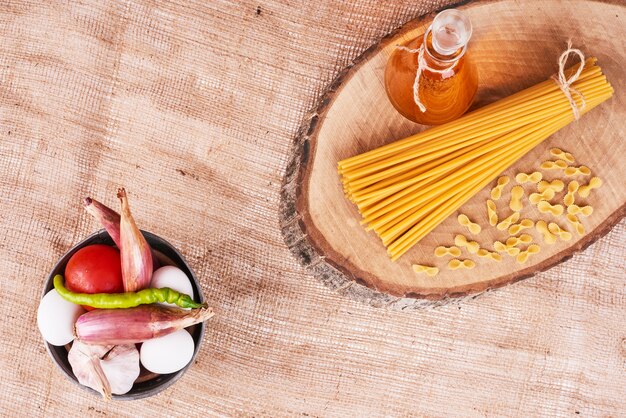 Spaghetti con una tazza di verdure.