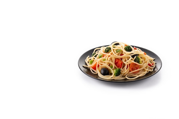 Spaghetti con verdurebroccolitopeperoni isolati su sfondo bianco