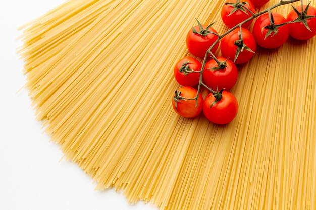 Spaghetti crudi con pomodorini