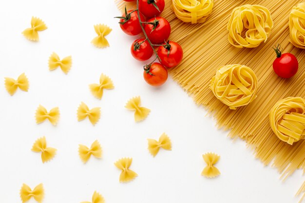 Spaghetti crudi tagliatelle farfalle e pomodori