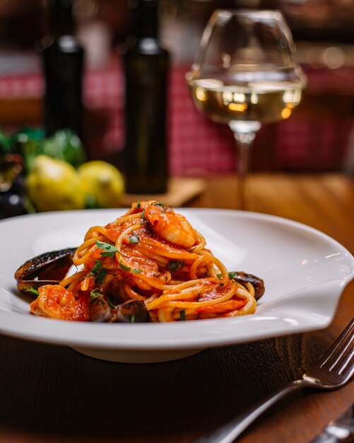 Spaghetti dei frutti di mare con la salsa al pomodoro e il prezzemolo delle cozze gamberetti