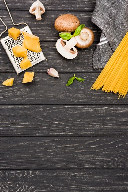 Spaghetti deliziosi con funghi e copia-spazio